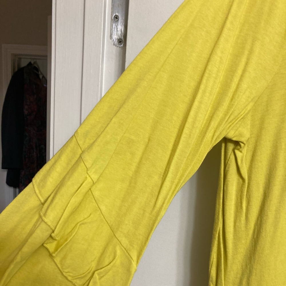 Shirt with ruffles sleeve.